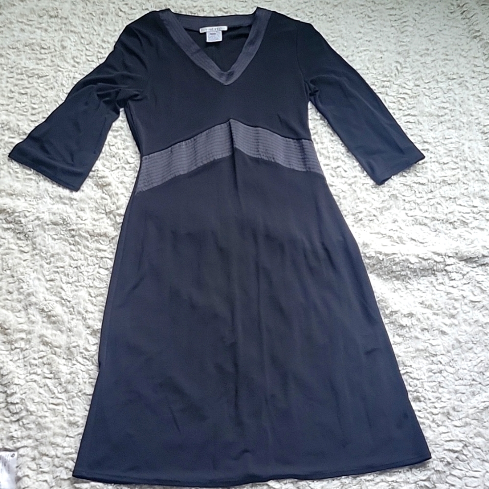 NINE WEST Women’s Black V-Neck Rayon/Polyester Dress, size M.